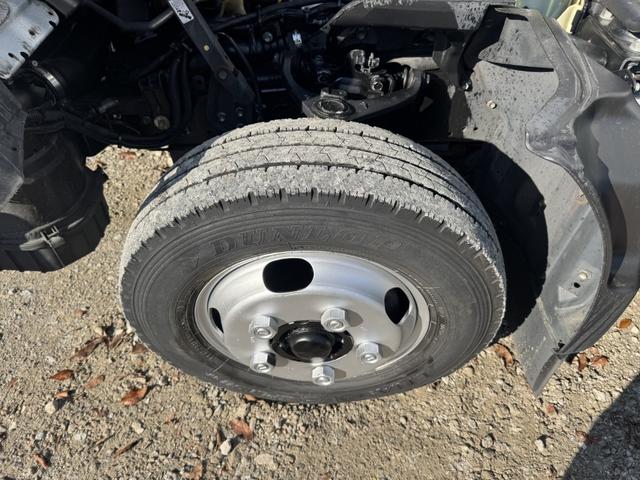 デュトロ パネルバン　１０尺　全低床　キタムラ　リア２重観音扉　ラッシング２段　床ステンレス　左サイドドア　ＡＴ　オートマ　２ペダル　積載１．６ｔ　ＥＴＣ１．０　バックカメラ　車線逸脱警報　プリクラッシュセーフティー　５ｔ限定免許対応（43枚目）