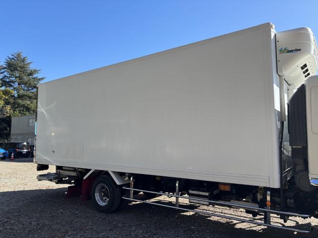 ヒノレンジャー 低温冷凍車　ベッド付　格納ゲート　東プレ　ＸＶ４２ＬＯＣ－Ｔ　－３０℃設定　エバハウス　サイドドア　６，２６０×２，１１０×２，１００　アルミホイール　メッキパーツ　積載２．８ｔ　Ｆ６　６速　マニュアル　低温仕様　新明和　パワーゲート（7枚目）