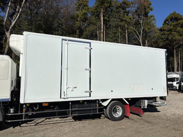 ヒノレンジャー 低温冷凍車　ベッド付　格納ゲート　東プレ　ＸＶ４２ＬＯＣ－Ｔ　－３０℃設定　エバハウス　サイドドア　６，２６０×２，１１０×２，１００　アルミホイール　メッキパーツ　積載２．８ｔ　Ｆ６　６速　マニュアル　低温仕様　新明和　パワーゲート（8枚目）