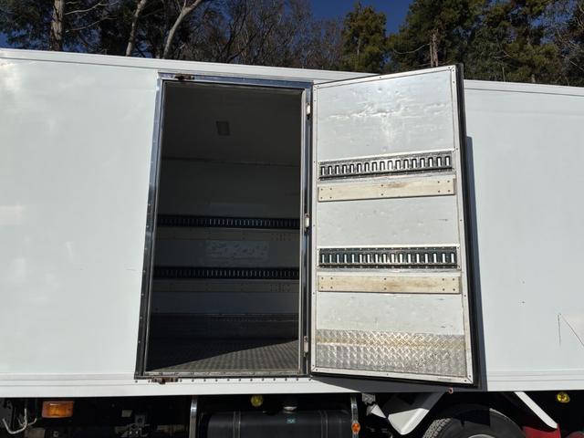 ヒノレンジャー 低温冷凍車　ベッド付　格納ゲート　東プレ　ＸＶ４２ＬＯＣ－Ｔ　－３０℃設定　エバハウス　サイドドア　６，２６０×２，１１０×２，１００　アルミホイール　メッキパーツ　積載２．８ｔ　Ｆ６　６速　マニュアル　低温仕様　新明和　パワーゲート（9枚目）