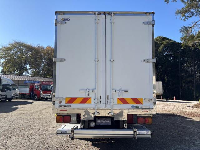 ヒノレンジャー 低温冷凍車　ベッド付　格納ゲート　東プレ　ＸＶ４２ＬＯＣ－Ｔ　－３０℃設定　エバハウス　サイドドア　６，２６０×２，１１０×２，１００　アルミホイール　メッキパーツ　積載２．８ｔ　Ｆ６　６速　マニュアル　低温仕様　新明和　パワーゲート（10枚目）