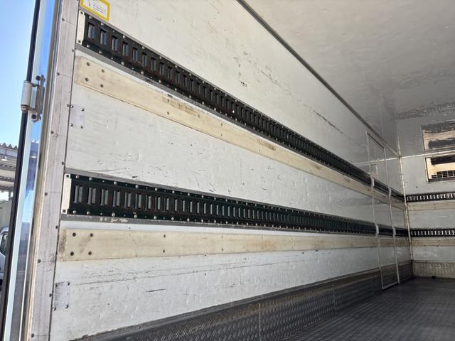 ヒノレンジャー 低温冷凍車　ベッド付　格納ゲート　東プレ　ＸＶ４２ＬＯＣ－Ｔ　－３０℃設定　エバハウス　サイドドア　６，２６０×２，１１０×２，１００　アルミホイール　メッキパーツ　積載２．８ｔ　Ｆ６　６速　マニュアル　低温仕様　新明和　パワーゲート（14枚目）