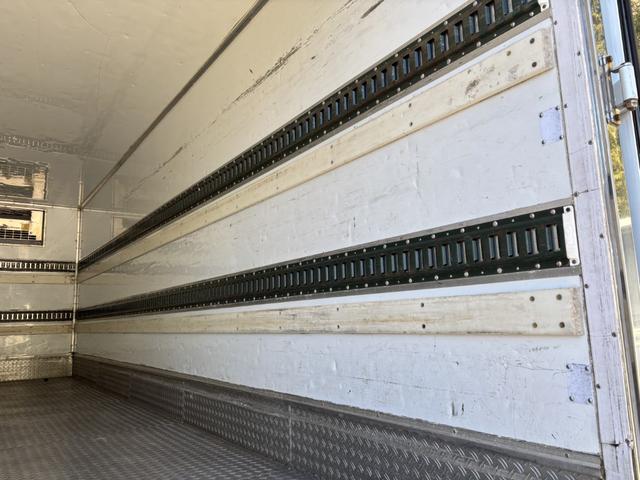 ヒノレンジャー 低温冷凍車　ベッド付　格納ゲート　東プレ　ＸＶ４２ＬＯＣ－Ｔ　－３０℃設定　エバハウス　サイドドア　６，２６０×２，１１０×２，１００　アルミホイール　メッキパーツ　積載２．８ｔ　Ｆ６　６速　マニュアル　低温仕様　新明和　パワーゲート（15枚目）