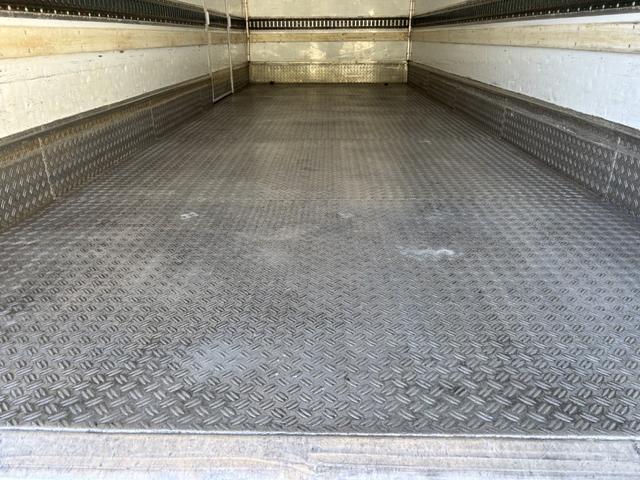 ヒノレンジャー 低温冷凍車　ベッド付　格納ゲート　東プレ　ＸＶ４２ＬＯＣ－Ｔ　－３０℃設定　エバハウス　サイドドア　６，２６０×２，１１０×２，１００　アルミホイール　メッキパーツ　積載２．８ｔ　Ｆ６　６速　マニュアル　低温仕様　新明和　パワーゲート（16枚目）