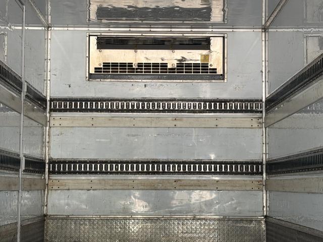 ヒノレンジャー 低温冷凍車　ベッド付　格納ゲート　東プレ　ＸＶ４２ＬＯＣ－Ｔ　－３０℃設定　エバハウス　サイドドア　６，２６０×２，１１０×２，１００　アルミホイール　メッキパーツ　積載２．８ｔ　Ｆ６　６速　マニュアル　低温仕様　新明和　パワーゲート（18枚目）