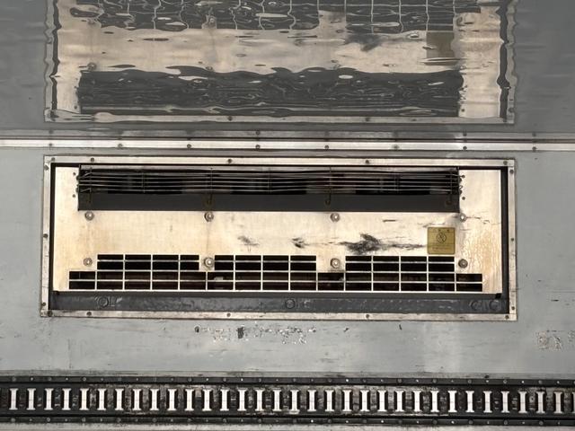 ヒノレンジャー 低温冷凍車　ベッド付　格納ゲート　東プレ　ＸＶ４２ＬＯＣ－Ｔ　－３０℃設定　エバハウス　サイドドア　６，２６０×２，１１０×２，１００　アルミホイール　メッキパーツ　積載２．８ｔ　Ｆ６　６速　マニュアル　低温仕様　新明和　パワーゲート（19枚目）