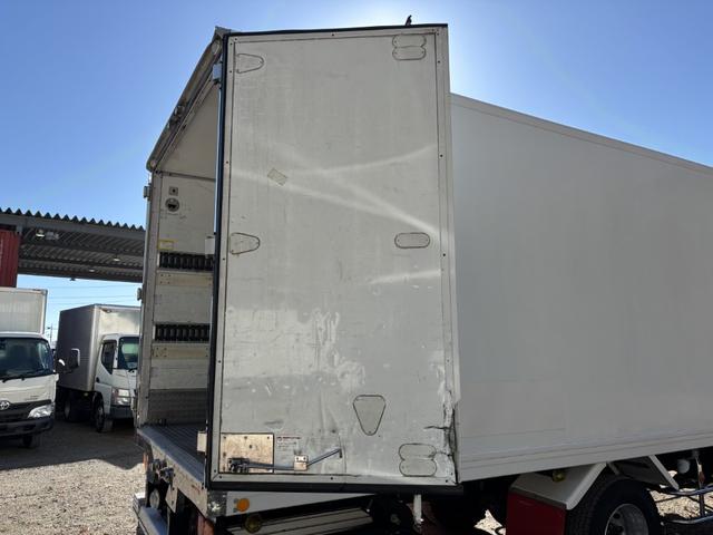 ヒノレンジャー 低温冷凍車　ベッド付　格納ゲート　東プレ　ＸＶ４２ＬＯＣ－Ｔ　－３０℃設定　エバハウス　サイドドア　６，２６０×２，１１０×２，１００　アルミホイール　メッキパーツ　積載２．８ｔ　Ｆ６　６速　マニュアル　低温仕様　新明和　パワーゲート（20枚目）