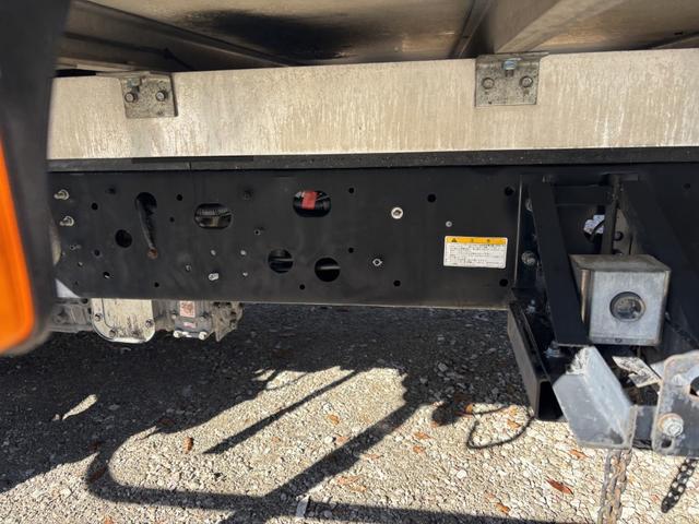 ヒノレンジャー 低温冷凍車　ベッド付　格納ゲート　東プレ　ＸＶ４２ＬＯＣ－Ｔ　－３０℃設定　エバハウス　サイドドア　６，２６０×２，１１０×２，１００　アルミホイール　メッキパーツ　積載２．８ｔ　Ｆ６　６速　マニュアル　低温仕様　新明和　パワーゲート（23枚目）