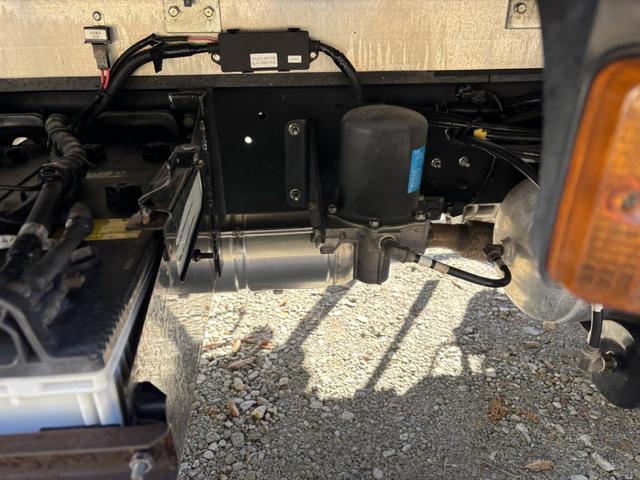 ヒノレンジャー 低温冷凍車　ベッド付　格納ゲート　東プレ　ＸＶ４２ＬＯＣ－Ｔ　－３０℃設定　エバハウス　サイドドア　６，２６０×２，１１０×２，１００　アルミホイール　メッキパーツ　積載２．８ｔ　Ｆ６　６速　マニュアル　低温仕様　新明和　パワーゲート（24枚目）