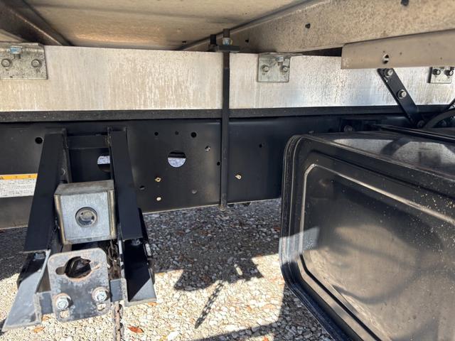 ヒノレンジャー 低温冷凍車　ベッド付　格納ゲート　東プレ　ＸＶ４２ＬＯＣ－Ｔ　－３０℃設定　エバハウス　サイドドア　６，２６０×２，１１０×２，１００　アルミホイール　メッキパーツ　積載２．８ｔ　Ｆ６　６速　マニュアル　低温仕様　新明和　パワーゲート（25枚目）