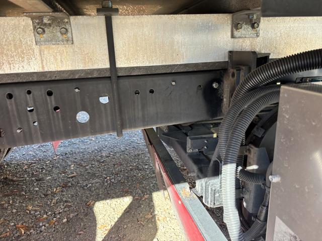 ヒノレンジャー 低温冷凍車　ベッド付　格納ゲート　東プレ　ＸＶ４２ＬＯＣ－Ｔ　－３０℃設定　エバハウス　サイドドア　６，２６０×２，１１０×２，１００　アルミホイール　メッキパーツ　積載２．８ｔ　Ｆ６　６速　マニュアル　低温仕様　新明和　パワーゲート（26枚目）