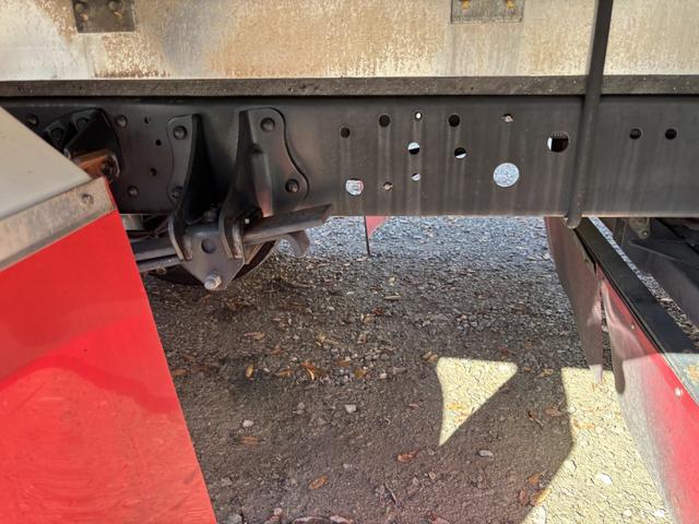 ヒノレンジャー 低温冷凍車　ベッド付　格納ゲート　東プレ　ＸＶ４２ＬＯＣ－Ｔ　－３０℃設定　エバハウス　サイドドア　６，２６０×２，１１０×２，１００　アルミホイール　メッキパーツ　積載２．８ｔ　Ｆ６　６速　マニュアル　低温仕様　新明和　パワーゲート（27枚目）