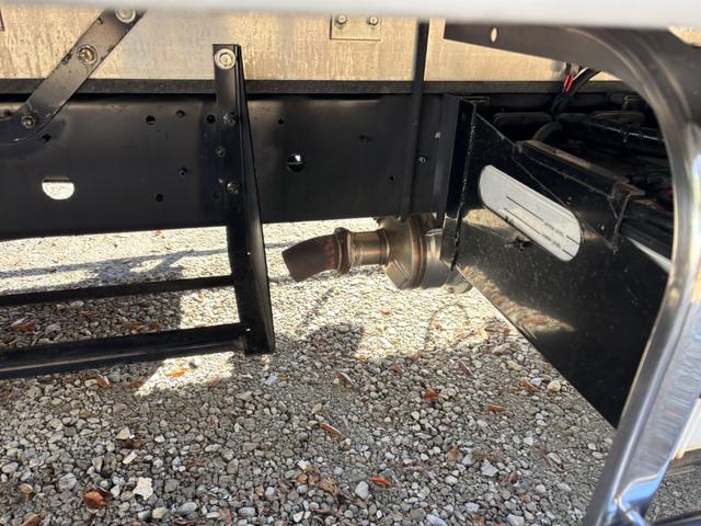 ヒノレンジャー 低温冷凍車　ベッド付　格納ゲート　東プレ　ＸＶ４２ＬＯＣ－Ｔ　－３０℃設定　エバハウス　サイドドア　６，２６０×２，１１０×２，１００　アルミホイール　メッキパーツ　積載２．８ｔ　Ｆ６　６速　マニュアル　低温仕様　新明和　パワーゲート（29枚目）