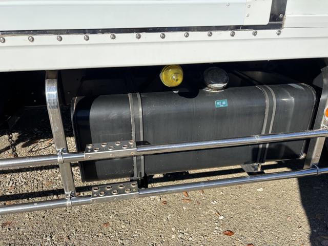 ヒノレンジャー 低温冷凍車　ベッド付　格納ゲート　東プレ　ＸＶ４２ＬＯＣ－Ｔ　－３０℃設定　エバハウス　サイドドア　６，２６０×２，１１０×２，１００　アルミホイール　メッキパーツ　積載２．８ｔ　Ｆ６　６速　マニュアル　低温仕様　新明和　パワーゲート（30枚目）