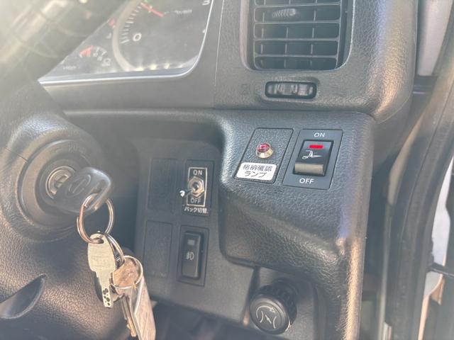 ヒノレンジャー 低温冷凍車　ベッド付　格納ゲート　東プレ　ＸＶ４２ＬＯＣ－Ｔ　－３０℃設定　エバハウス　サイドドア　６，２６０×２，１１０×２，１００　アルミホイール　メッキパーツ　積載２．８ｔ　Ｆ６　６速　マニュアル　低温仕様　新明和　パワーゲート（37枚目）