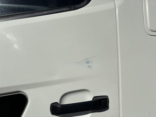 ヒノレンジャー 低温冷凍車　ベッド付　格納ゲート　東プレ　ＸＶ４２ＬＯＣ－Ｔ　－３０℃設定　エバハウス　サイドドア　６，２６０×２，１１０×２，１００　アルミホイール　メッキパーツ　積載２．８ｔ　Ｆ６　６速　マニュアル　低温仕様　新明和　パワーゲート（52枚目）