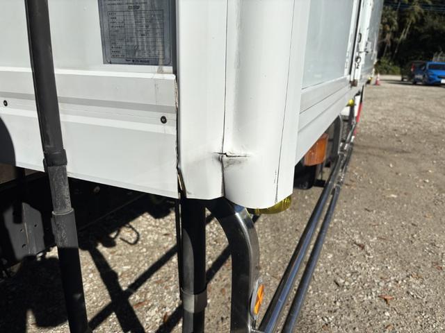 ヒノレンジャー 低温冷凍車　ベッド付　格納ゲート　東プレ　ＸＶ４２ＬＯＣ－Ｔ　－３０℃設定　エバハウス　サイドドア　６，２６０×２，１１０×２，１００　アルミホイール　メッキパーツ　積載２．８ｔ　Ｆ６　６速　マニュアル　低温仕様　新明和　パワーゲート（53枚目）