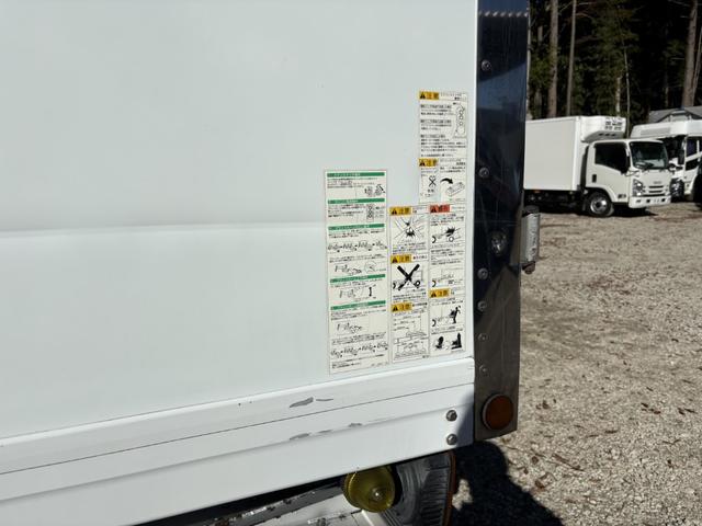 ヒノレンジャー 低温冷凍車　ベッド付　格納ゲート　東プレ　ＸＶ４２ＬＯＣ－Ｔ　－３０℃設定　エバハウス　サイドドア　６，２６０×２，１１０×２，１００　アルミホイール　メッキパーツ　積載２．８ｔ　Ｆ６　６速　マニュアル　低温仕様　新明和　パワーゲート（54枚目）