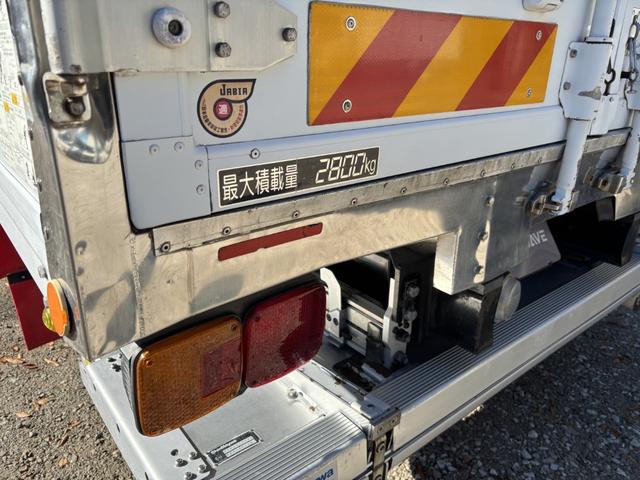 ヒノレンジャー 低温冷凍車　ベッド付　格納ゲート　東プレ　ＸＶ４２ＬＯＣ－Ｔ　－３０℃設定　エバハウス　サイドドア　６，２６０×２，１１０×２，１００　アルミホイール　メッキパーツ　積載２．８ｔ　Ｆ６　６速　マニュアル　低温仕様　新明和　パワーゲート（55枚目）