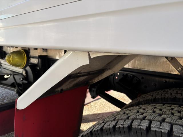 ヒノレンジャー 低温冷凍車　ベッド付　格納ゲート　東プレ　ＸＶ４２ＬＯＣ－Ｔ　－３０℃設定　エバハウス　サイドドア　６，２６０×２，１１０×２，１００　アルミホイール　メッキパーツ　積載２．８ｔ　Ｆ６　６速　マニュアル　低温仕様　新明和　パワーゲート（58枚目）