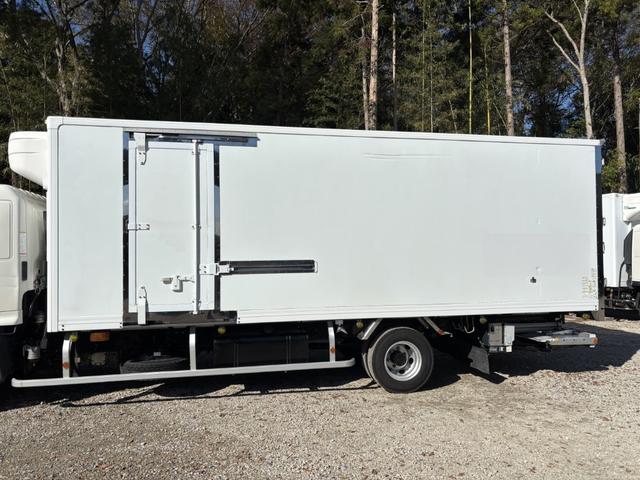 ヒノレンジャー 低温冷凍車　ベッド付　格納ゲート　東プレ　ＸＶ７２ＬＯＣ－Ｔ　－３０℃設定　エバハウス　サイドドア　６，３９０×２，１４０×１，９１０　車検付　積載２．８ｔ　Ｆ６　マニュアル　低温仕様　新明和　パワーゲート　ゲート付　ＥＴＣ２．０（8枚目）