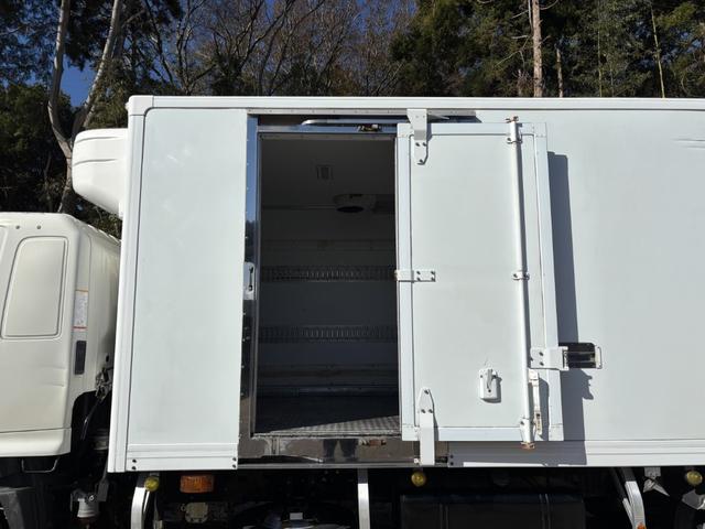 ヒノレンジャー 低温冷凍車　ベッド付　格納ゲート　東プレ　ＸＶ７２ＬＯＣ－Ｔ　－３０℃設定　エバハウス　サイドドア　６，３９０×２，１４０×１，９１０　車検付　積載２．８ｔ　Ｆ６　マニュアル　低温仕様　新明和　パワーゲート　ゲート付　ＥＴＣ２．０（9枚目）