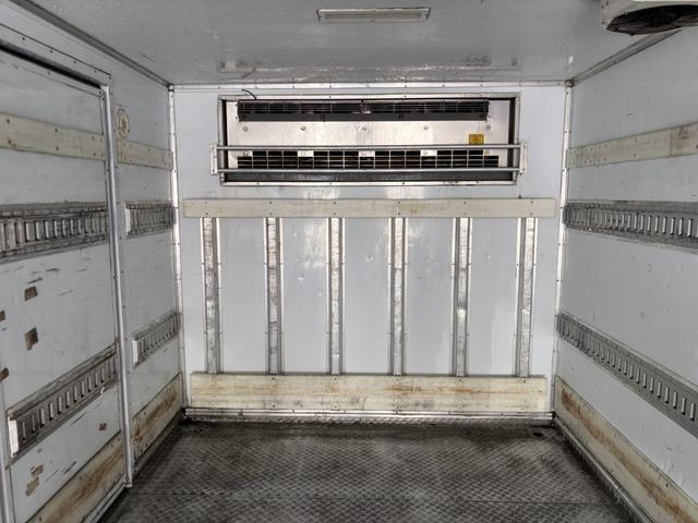 ヒノレンジャー 低温冷凍車　ベッド付　格納ゲート　東プレ　ＸＶ７２ＬＯＣ－Ｔ　－３０℃設定　エバハウス　サイドドア　６，３９０×２，１４０×１，９１０　車検付　積載２．８ｔ　Ｆ６　マニュアル　低温仕様　新明和　パワーゲート　ゲート付　ＥＴＣ２．０（18枚目）