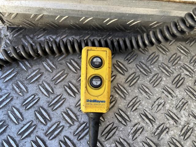 ヒノレンジャー 低温冷凍車　ベッド付　格納ゲート　東プレ　ＸＶ７２ＬＯＣ－Ｔ　－３０℃設定　エバハウス　サイドドア　６，３９０×２，１４０×１，９１０　車検付　積載２．８ｔ　Ｆ６　マニュアル　低温仕様　新明和　パワーゲート　ゲート付　ＥＴＣ２．０（20枚目）