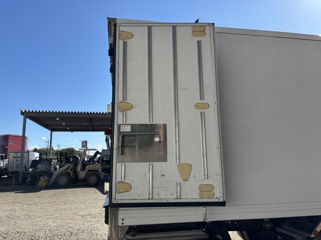 ヒノレンジャー 低温冷凍車　ベッド付　格納ゲート　東プレ　ＸＶ７２ＬＯＣ－Ｔ　－３０℃設定　エバハウス　サイドドア　６，３９０×２，１４０×１，９１０　車検付　積載２．８ｔ　Ｆ６　マニュアル　低温仕様　新明和　パワーゲート　ゲート付　ＥＴＣ２．０（21枚目）