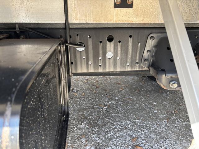 ヒノレンジャー 低温冷凍車　ベッド付　格納ゲート　東プレ　ＸＶ７２ＬＯＣ－Ｔ　－３０℃設定　エバハウス　サイドドア　６，３９０×２，１４０×１，９１０　車検付　積載２．８ｔ　Ｆ６　マニュアル　低温仕様　新明和　パワーゲート　ゲート付　ＥＴＣ２．０（30枚目）