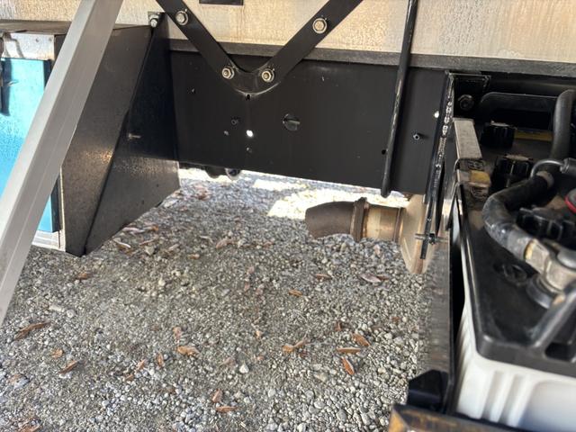 ヒノレンジャー 低温冷凍車　ベッド付　格納ゲート　東プレ　ＸＶ７２ＬＯＣ－Ｔ　－３０℃設定　エバハウス　サイドドア　６，３９０×２，１４０×１，９１０　車検付　積載２．８ｔ　Ｆ６　マニュアル　低温仕様　新明和　パワーゲート　ゲート付　ＥＴＣ２．０（31枚目）