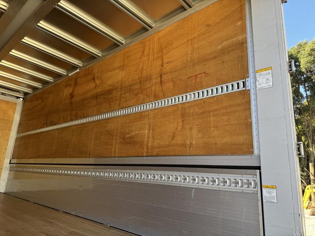 ヒノレンジャー アルミウイング　ワイド　ベッド付　エアサス　ハイルーフ　２４０馬力　トランテックス　６，２３０×２，４００×２，４２０　メッキ、ステンレス使用　アルミホイール　積載２．６ｔ　Ｆ６　６速　マニュアル　４ｔウイング　ＥＴＣ１．０　エアサスコントローラー（12枚目）