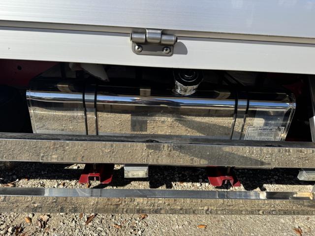 ヒノレンジャー アルミウイング　ワイド　ベッド付　エアサス　ハイルーフ　２４０馬力　トランテックス　６，２３０×２，４００×２，４２０　メッキ、ステンレス使用　アルミホイール　積載２．６ｔ　Ｆ６　６速　マニュアル　４ｔウイング　ＥＴＣ１．０　エアサスコントローラー（27枚目）