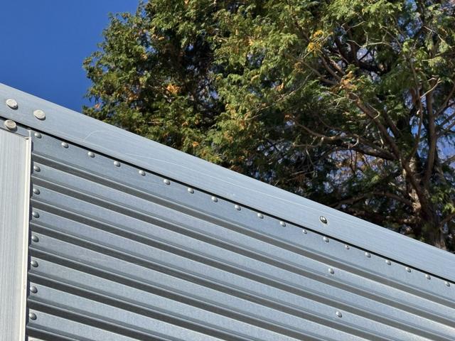 ヒノレンジャー アルミウイング　ワイド　ベッド付　エアサス　ハイルーフ　２４０馬力　トランテックス　６，２３０×２，４００×２，４２０　メッキ、ステンレス使用　アルミホイール　積載２．６ｔ　Ｆ６　６速　マニュアル　４ｔウイング　ＥＴＣ１．０　エアサスコントローラー（52枚目）