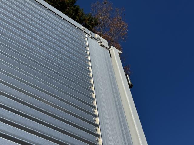 ヒノレンジャー アルミウイング　ワイド　ベッド付　エアサス　ハイルーフ　２４０馬力　トランテックス　６，２３０×２，４００×２，４２０　メッキ、ステンレス使用　アルミホイール　積載２．６ｔ　Ｆ６　６速　マニュアル　４ｔウイング　ＥＴＣ１．０　エアサスコントローラー（53枚目）