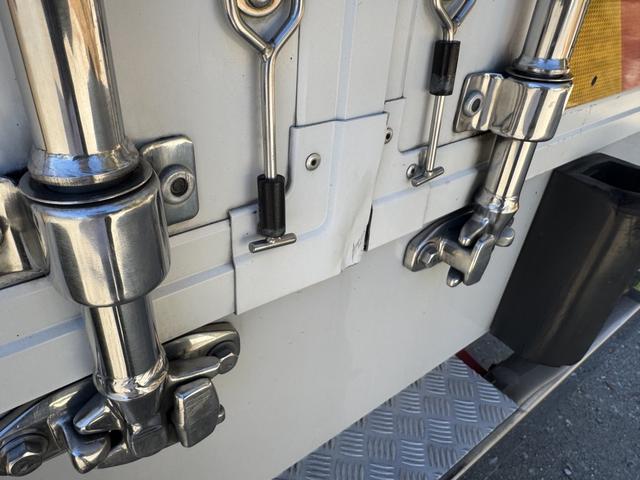 ヒノレンジャー アルミウイング　ワイド　ベッド付　エアサス　ハイルーフ　２４０馬力　トランテックス　６，２３０×２，４００×２，４２０　メッキ、ステンレス使用　アルミホイール　積載２．６ｔ　Ｆ６　６速　マニュアル　４ｔウイング　ＥＴＣ１．０　エアサスコントローラー（54枚目）