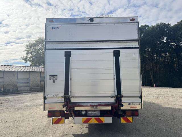 ヒノレンジャー 冷凍ウイング　ワイド　ベッド付　ゲート蓋　２４０馬力　菱重　ＴＤＪＳ５０ＤＡ　エバハウス　６，１８０×２，４００×２，０８０　ステンレス使用　アルミホイール　積載２．２ｔ　Ｆ６　マニュアル　極東開発　パワーゲート　中温仕様　冷蔵冷凍車（9枚目）