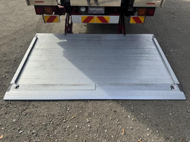 ヒノレンジャー 冷凍ウイング　ワイド　ベッド付　ゲート蓋　２４０馬力　菱重　ＴＤＪＳ５０ＤＡ　エバハウス　６，１８０×２，４００×２，０８０　ステンレス使用　アルミホイール　積載２．２ｔ　Ｆ６　マニュアル　極東開発　パワーゲート　中温仕様　冷蔵冷凍車（11枚目）