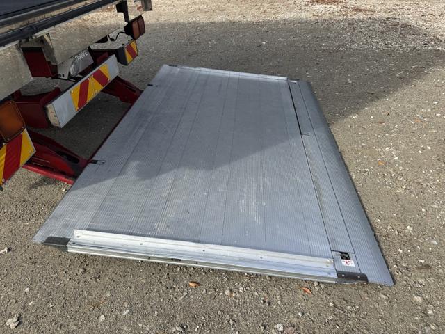 ヒノレンジャー 冷凍ウイング　ワイド　ベッド付　ゲート蓋　２４０馬力　菱重　ＴＤＪＳ５０ＤＡ　エバハウス　６，１８０×２，４００×２，０８０　ステンレス使用　アルミホイール　積載２．２ｔ　Ｆ６　マニュアル　極東開発　パワーゲート　中温仕様　冷蔵冷凍車（12枚目）