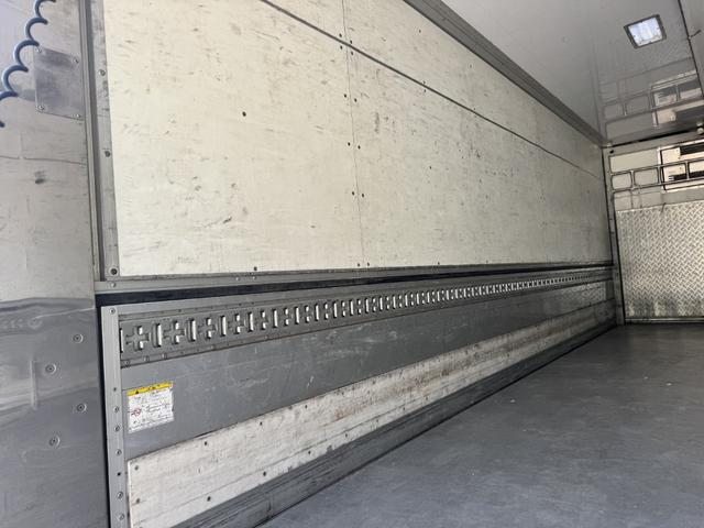 ヒノレンジャー 冷凍ウイング　ワイド　ベッド付　ゲート蓋　２４０馬力　菱重　ＴＤＪＳ５０ＤＡ　エバハウス　６，１８０×２，４００×２，０８０　ステンレス使用　アルミホイール　積載２．２ｔ　Ｆ６　マニュアル　極東開発　パワーゲート　中温仕様　冷蔵冷凍車（13枚目）