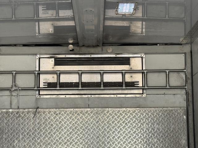 ヒノレンジャー 冷凍ウイング　ワイド　ベッド付　ゲート蓋　２４０馬力　菱重　ＴＤＪＳ５０ＤＡ　エバハウス　６，１８０×２，４００×２，０８０　ステンレス使用　アルミホイール　積載２．２ｔ　Ｆ６　マニュアル　極東開発　パワーゲート　中温仕様　冷蔵冷凍車（18枚目）