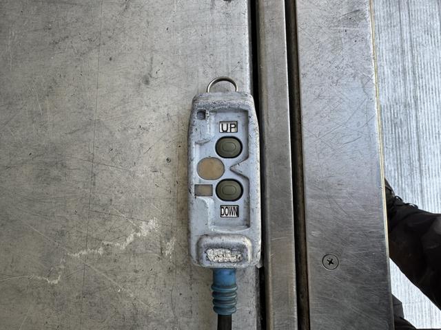 ヒノレンジャー 冷凍ウイング　ワイド　ベッド付　ゲート蓋　２４０馬力　菱重　ＴＤＪＳ５０ＤＡ　エバハウス　６，１８０×２，４００×２，０８０　ステンレス使用　アルミホイール　積載２．２ｔ　Ｆ６　マニュアル　極東開発　パワーゲート　中温仕様　冷蔵冷凍車（19枚目）