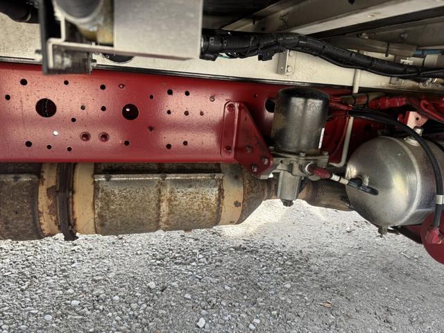 ヒノレンジャー 冷凍ウイング　ワイド　ベッド付　ゲート蓋　２４０馬力　菱重　ＴＤＪＳ５０ＤＡ　エバハウス　６，１８０×２，４００×２，０８０　ステンレス使用　アルミホイール　積載２．２ｔ　Ｆ６　マニュアル　極東開発　パワーゲート　中温仕様　冷蔵冷凍車（27枚目）