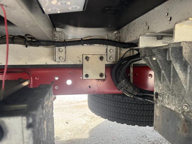 ヒノレンジャー 冷凍ウイング　ワイド　ベッド付　ゲート蓋　２４０馬力　菱重　ＴＤＪＳ５０ＤＡ　エバハウス　６，１８０×２，４００×２，０８０　ステンレス使用　アルミホイール　積載２．２ｔ　Ｆ６　マニュアル　極東開発　パワーゲート　中温仕様　冷蔵冷凍車（28枚目）