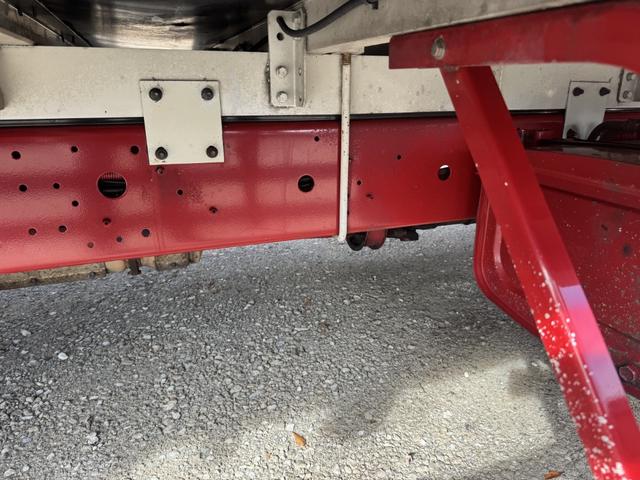 ヒノレンジャー 冷凍ウイング　ワイド　ベッド付　ゲート蓋　２４０馬力　菱重　ＴＤＪＳ５０ＤＡ　エバハウス　６，１８０×２，４００×２，０８０　ステンレス使用　アルミホイール　積載２．２ｔ　Ｆ６　マニュアル　極東開発　パワーゲート　中温仕様　冷蔵冷凍車（30枚目）