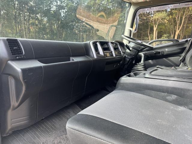 ヒノレンジャー 冷凍ウイング　ワイド　ベッド付　ゲート蓋　２４０馬力　菱重　ＴＤＪＳ５０ＤＡ　エバハウス　６，１８０×２，４００×２，０８０　ステンレス使用　アルミホイール　積載２．２ｔ　Ｆ６　マニュアル　極東開発　パワーゲート　中温仕様　冷蔵冷凍車（42枚目）