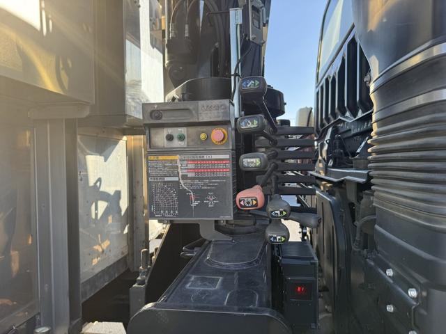 スーパーグレート ２．９ｔ吊４段クレーン　アルミブロック　４軸低床　エアサス　古河ユニック　フックイン　ラジコン　８，６６０×２，４００　積載１２．７ｔ　メッキ、ステンレス使用　ボディ枠オールステンレス　アルミホイール　車検付　シフトパイロット　２ペダル　大型クレーン（21枚目）