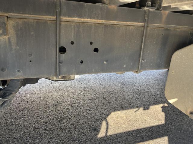 スーパーグレート ２．９ｔ吊４段クレーン　アルミブロック　４軸低床　エアサス　古河ユニック　フックイン　ラジコン　８，６６０×２，４００　積載１２．７ｔ　メッキ、ステンレス使用　ボディ枠オールステンレス　アルミホイール　車検付　シフトパイロット　２ペダル　大型クレーン（23枚目）