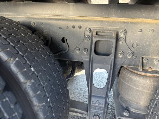 スーパーグレート ２．９ｔ吊４段クレーン　アルミブロック　４軸低床　エアサス　古河ユニック　フックイン　ラジコン　８，６６０×２，４００　積載１２．７ｔ　メッキ、ステンレス使用　ボディ枠オールステンレス　アルミホイール　車検付　シフトパイロット　２ペダル　大型クレーン（24枚目）