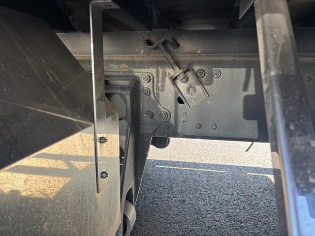 スーパーグレート ２．９ｔ吊４段クレーン　アルミブロック　４軸低床　エアサス　古河ユニック　フックイン　ラジコン　８，６６０×２，４００　積載１２．７ｔ　メッキ、ステンレス使用　ボディ枠オールステンレス　アルミホイール　車検付　シフトパイロット　２ペダル　大型クレーン（27枚目）